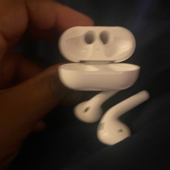 Apple Air-pods - Picture 2 of 2